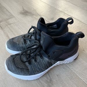 NIKE FLYKNIT METCON SNEAKER